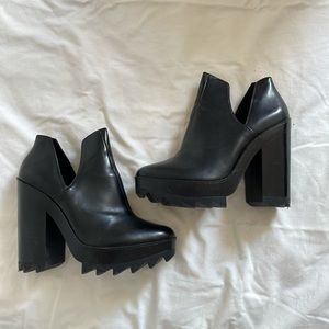 Zara track sole heeled ankle boot. Size:9